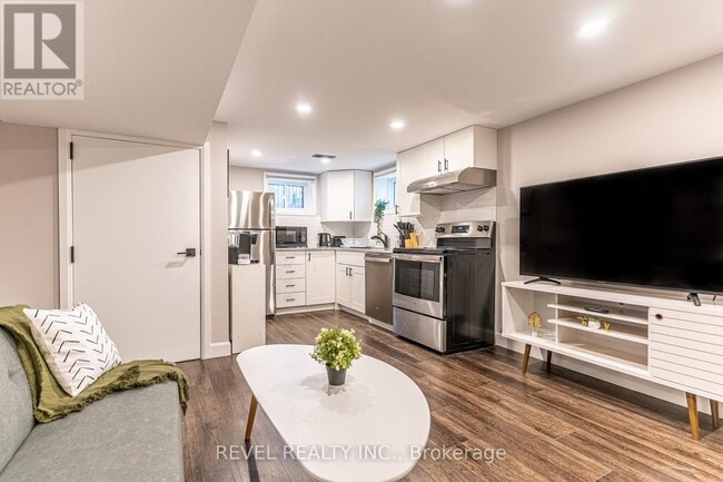 Building Photo - 783 Queensdale Ave E
