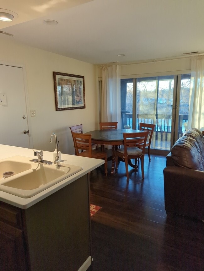 Foto del edificio - 5529 E Lake Dr