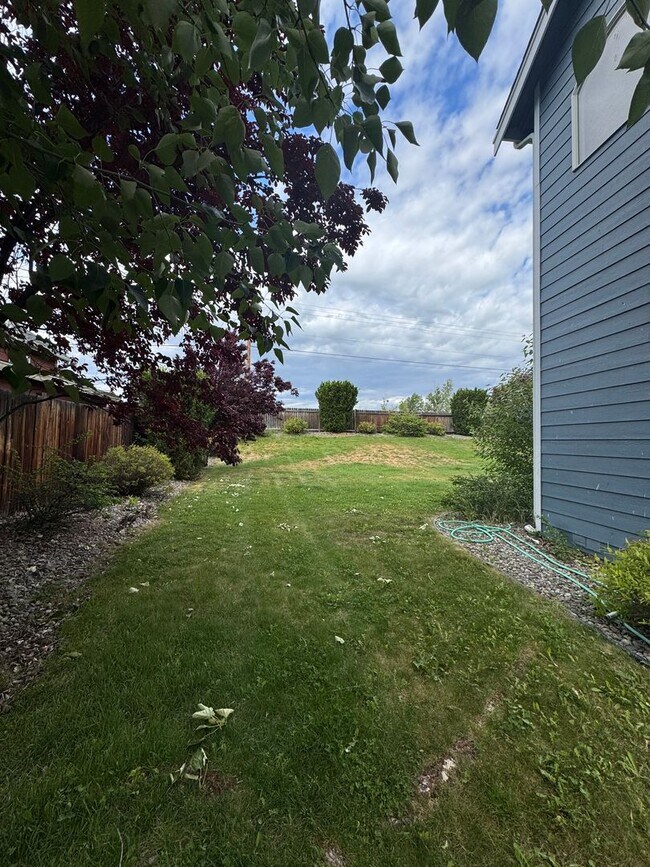 Building Photo - Large 4 Bed Rental in Established Neighbor...