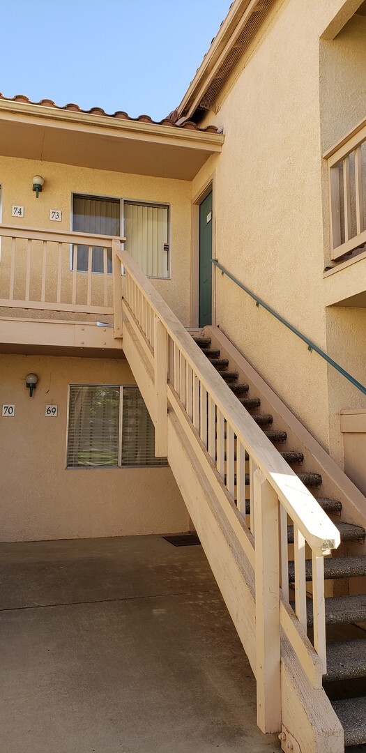 Building Photo - Centrally Located Las Palmas Upstairs Cond...