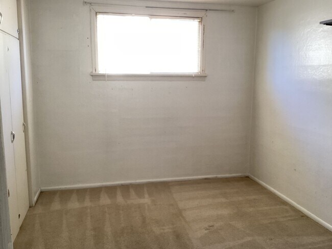Foto del edificio - Charming 2BR Home with Spacious Yard, Detached Garage & Garden Oasis