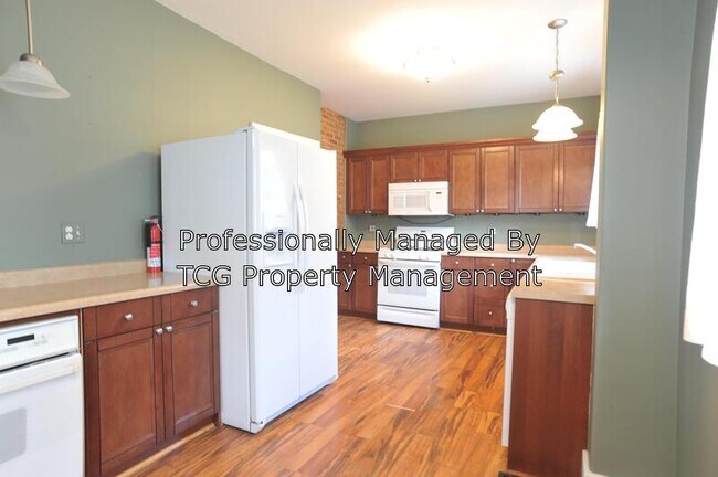 Building Photo - 738 E Main St