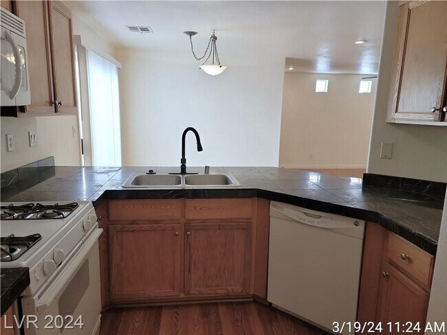 Foto del edificio - EXCELLENT LOCATION IN SILVERADO RANCH!