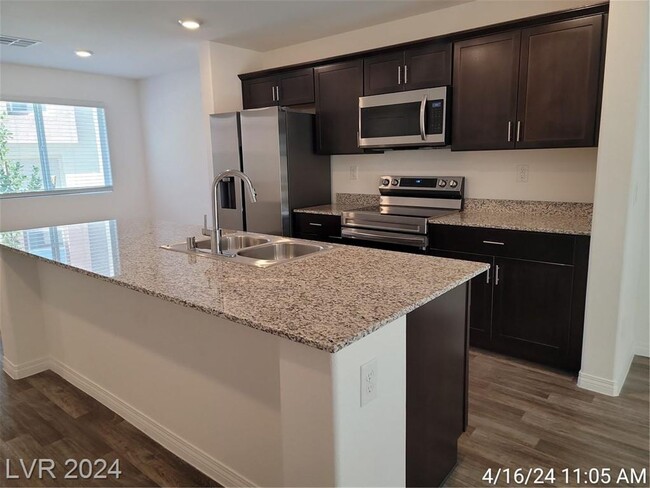 Building Photo - 3 BED, 2 BATH TOWNHOME ON THE SOUTH END OF...