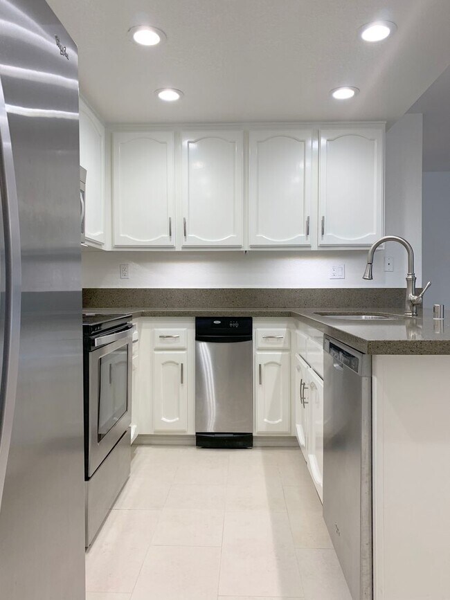 Building Photo - Irvine Condo Interior Location Private