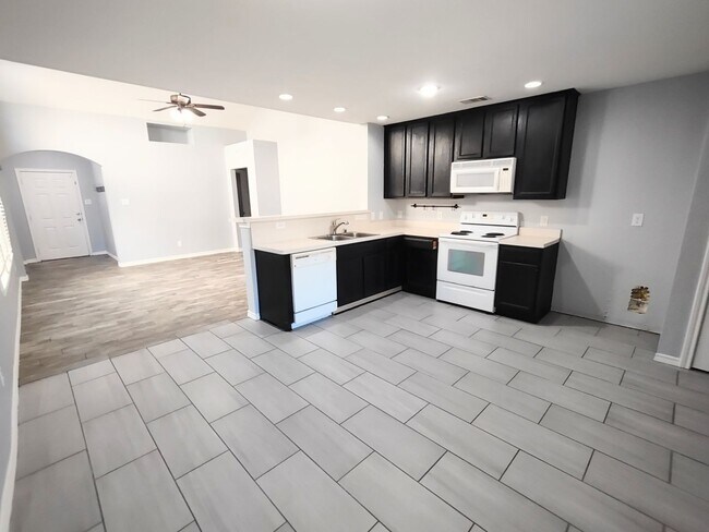 Building Photo - Beautiful home in nice neighborhood