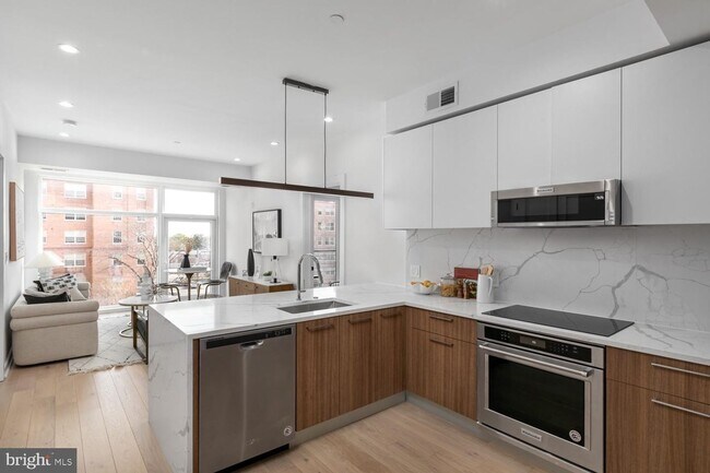 Foto del edificio - Modern 2BR/2BA with High Ceilings, W&D, Roommate-Friendly Floorplan
