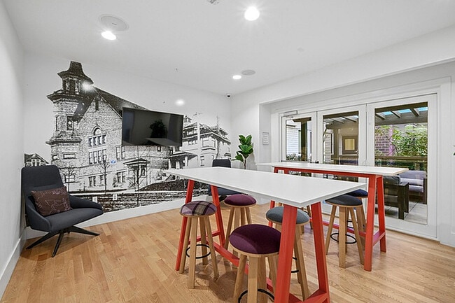 Building Photo - Parsonage