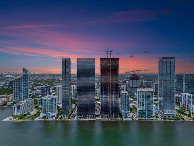Foto del edificio - 700 NE 24th St