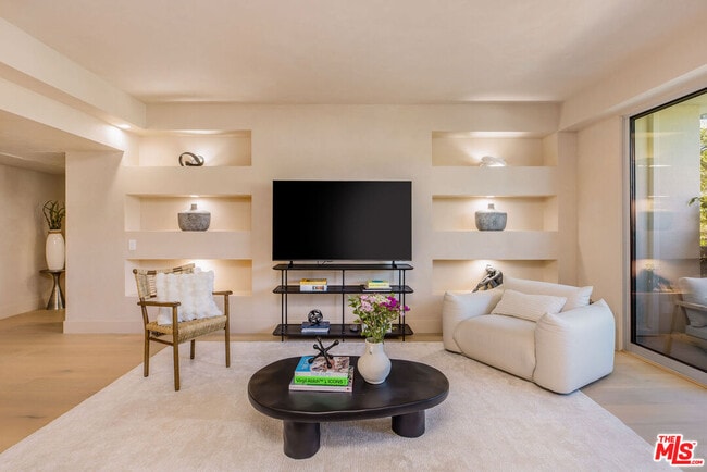 Foto del edificio - 818 N Doheny Dr