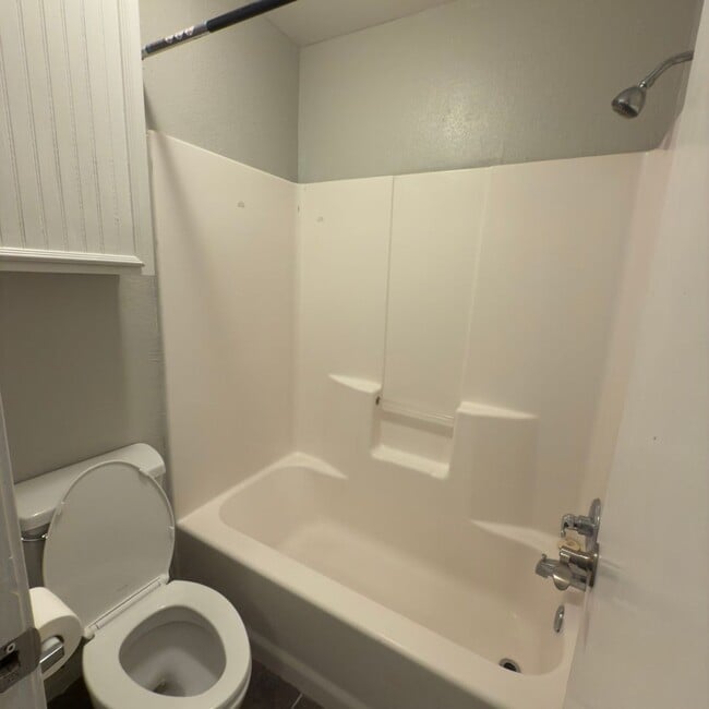 Building Photo - $500 Off 1st Full Month!* All Utilities In...