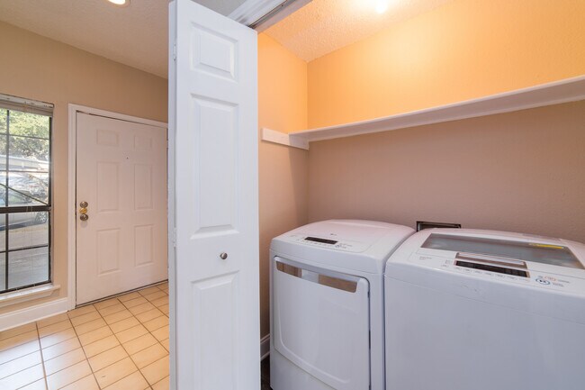 Foto del edificio - 9601 Forest Ln