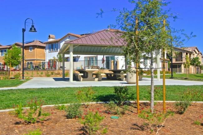 Building Photo - Modern 2-Bedroom Condo with Solar in the H...