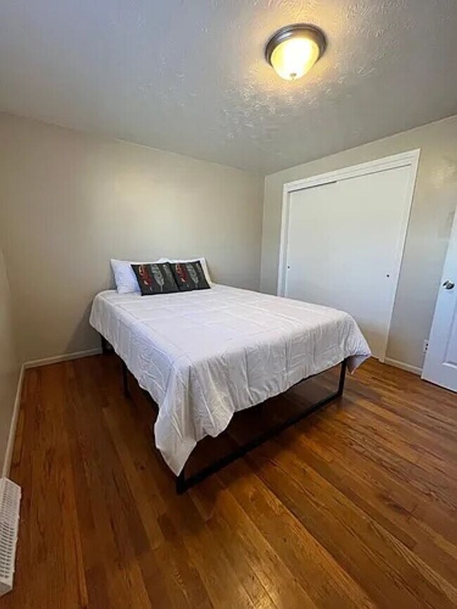 Foto del edificio - Cute 2 Bedroom Duplex in the Heart of Love...