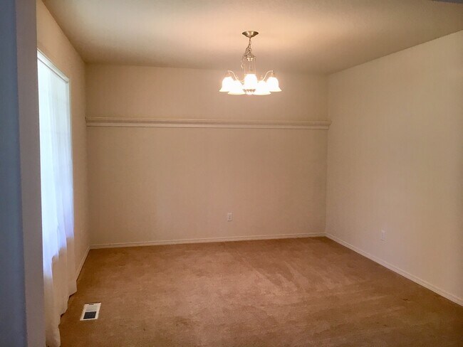 Foto del edificio - Light & Open 4-BR Home with Soaring Ceilings and Premium Kitchen