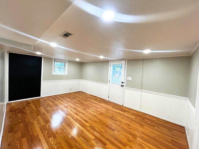 Foto del edificio - 8070 Esterbrook Dr
