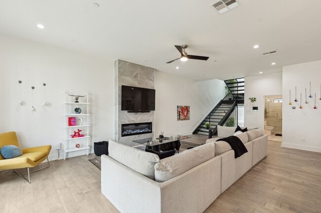 Foto del edificio - 422 W 9th St
