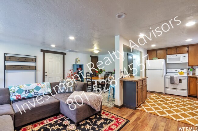 Building Photo - Beautiful Condo in Sandy!