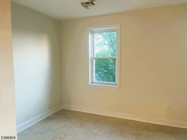 Building Photo - 10 Morton Pl