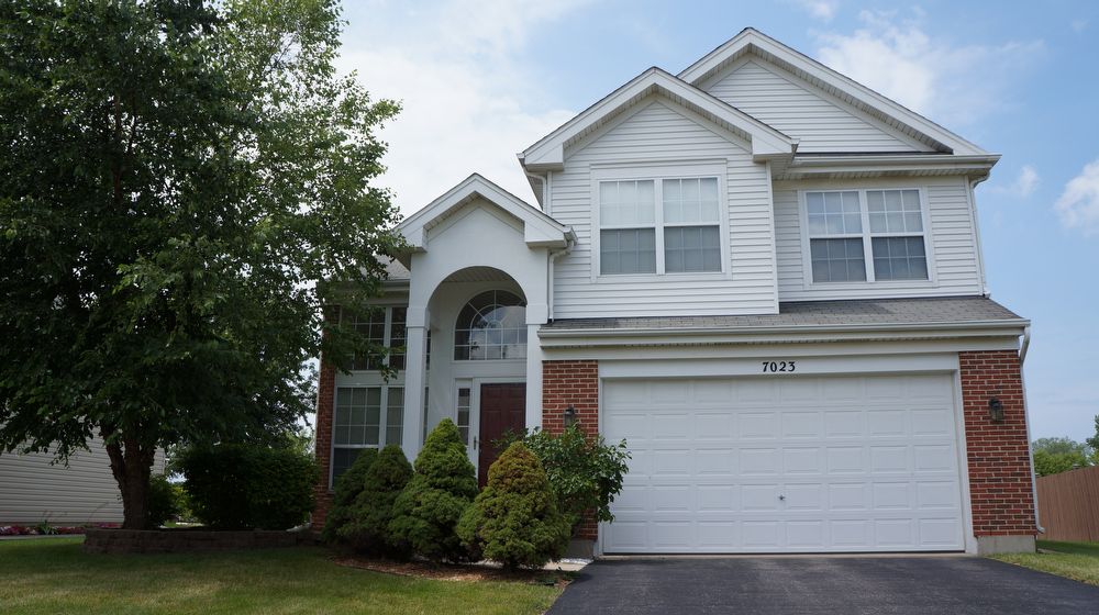 7023 Westwood Dr, Carpentersville, IL 60110 House Rental in