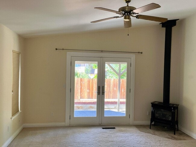 Building Photo - beautiful home in downtown gardnerville