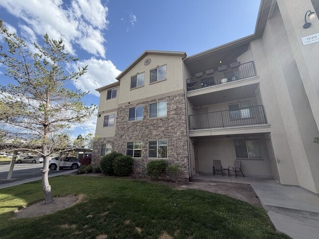 Building Photo - 999 Village River Ln