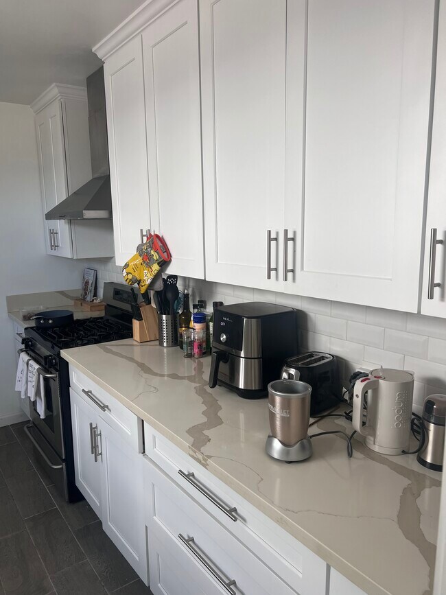 Foto del edificio - 2944 Kelton Ave