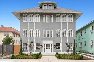 Building Photo - 7 Fontainebleau Dr