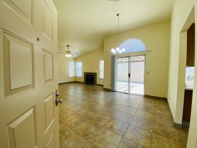 Building Photo - Cute Corner Home!
