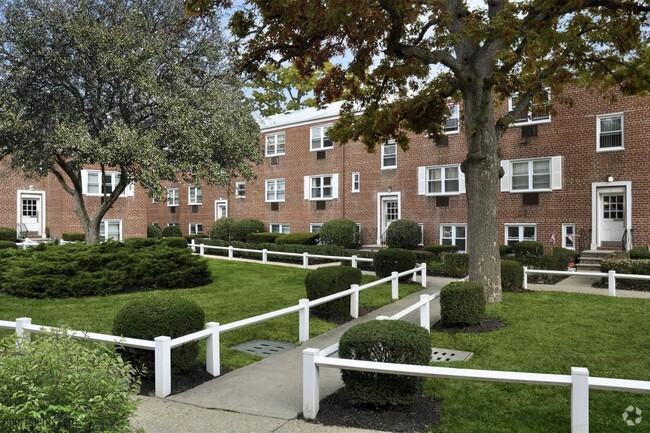 Maple Crest Apartments at East Rockaway