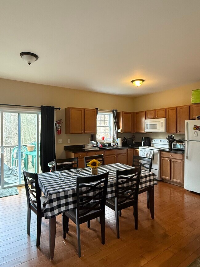 Foto del edificio - 15 Big Meadow Ln