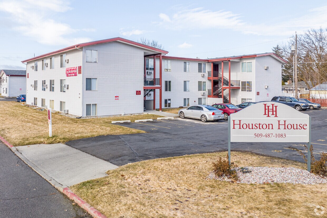 Houston House Apartments in Spokane, WA