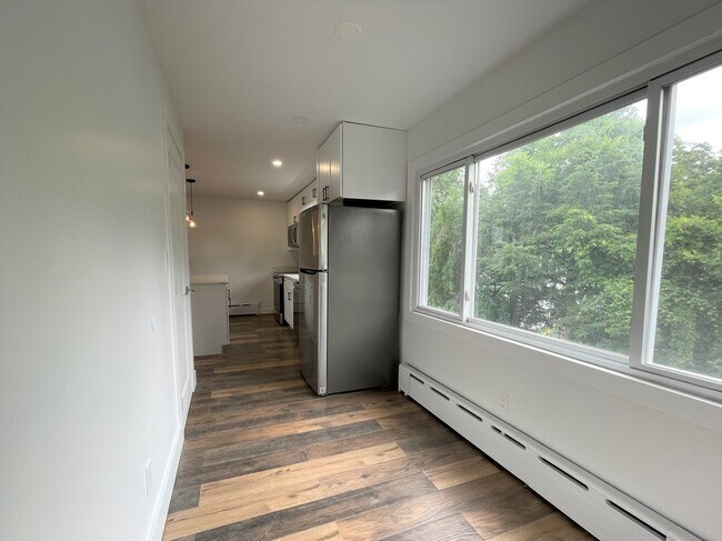 Building Photo - 112 Clunie Ave