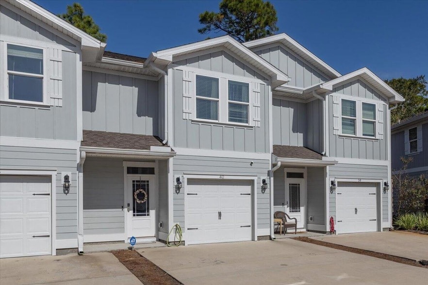 Primary Photo - 40 Sandhill Pines Dr