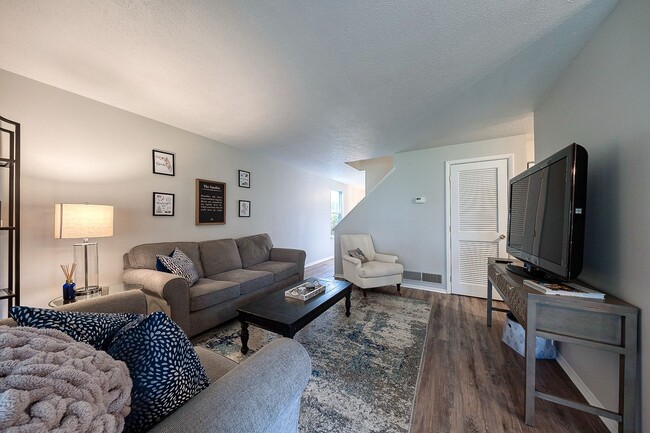 Building Photo - Super cute townhome-sleeps 4, with pool, w...