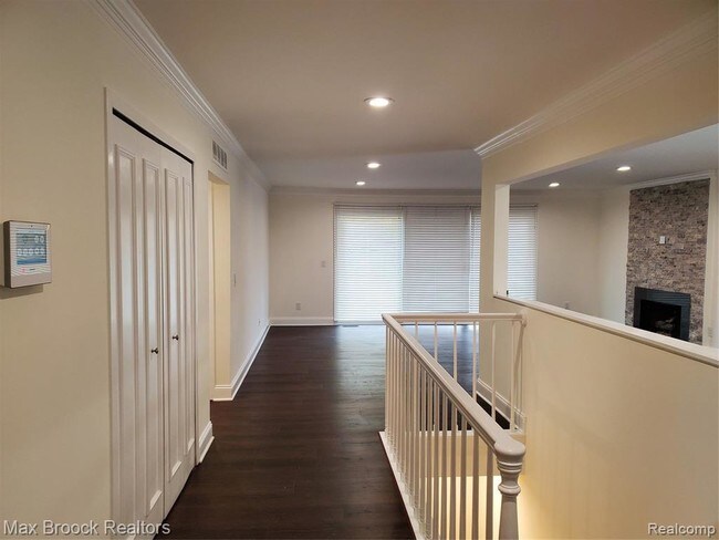 Building Photo - 6487 Maple Hills Dr