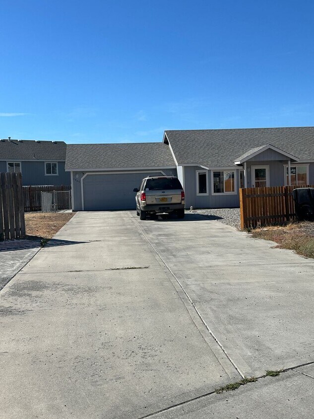 Foto principal - 3 bedroom, 2 bath house