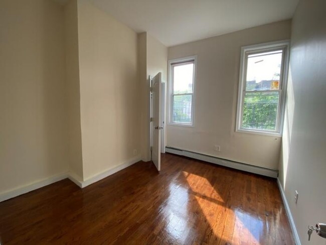 Foto del edificio - 4 bedroom in BRONX NY 10452