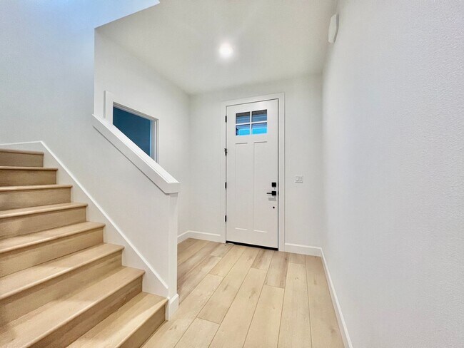 Foto del edificio - Modern Townhome Near Sandy High — Style, C...