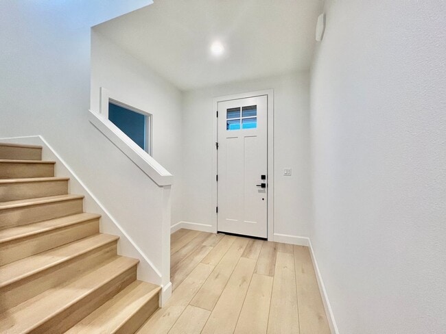 Building Photo - NEW BUILT!!! STUNNING SANDY, OR TOWNHOME O...