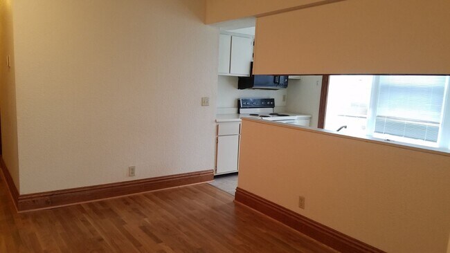 Foto del edificio - 6012 McPherson Ave