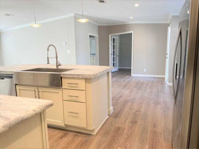 Building Photo - 1077 Cloverleaf Cir