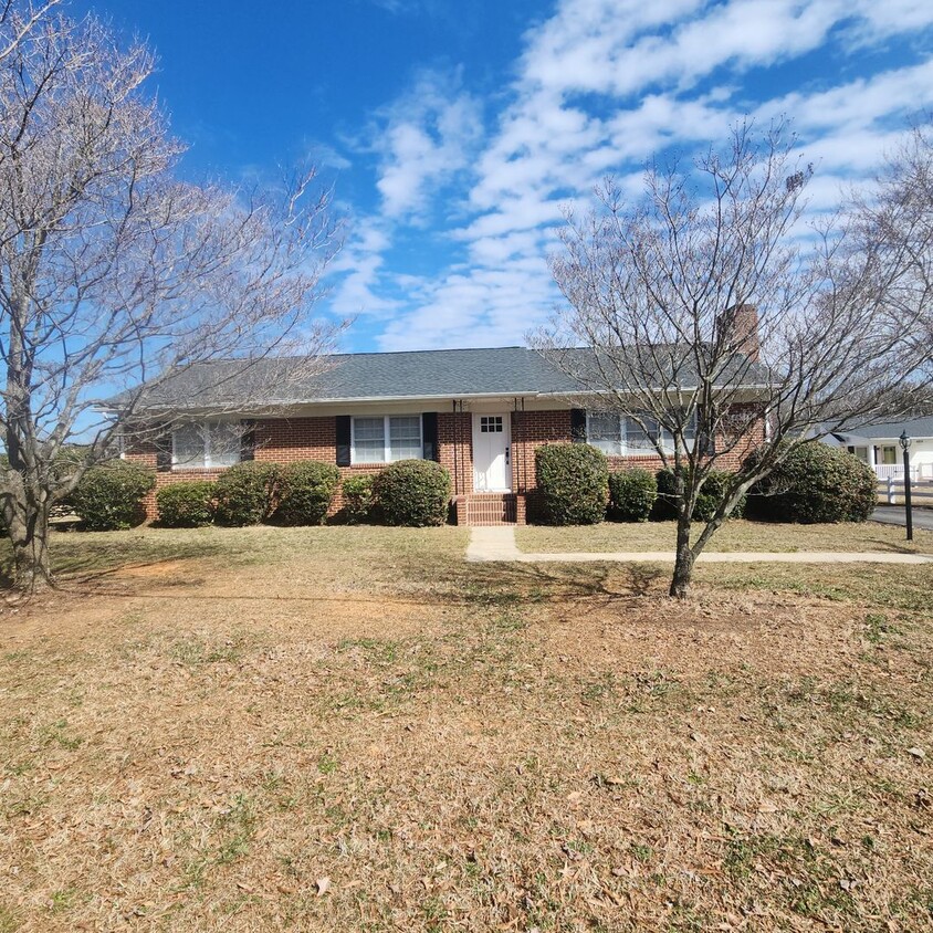 Foto principal - Classic Brick Ranch With Detached Garage F...