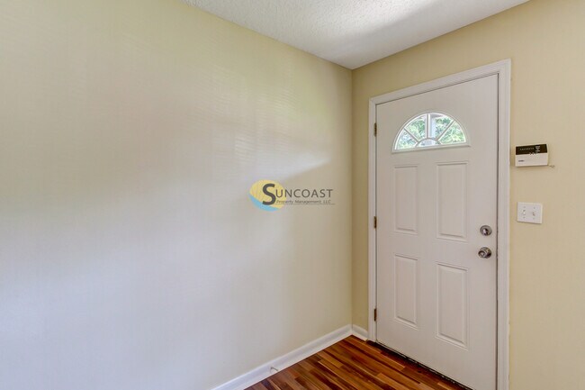 Foto del edificio - 7438 Jade Dr N