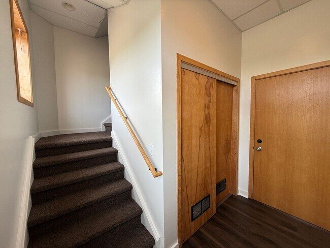 Foto del edificio - Spacious Newly Remodeled 2-Bedroom Upper Apartment in the Village of Grass Lake