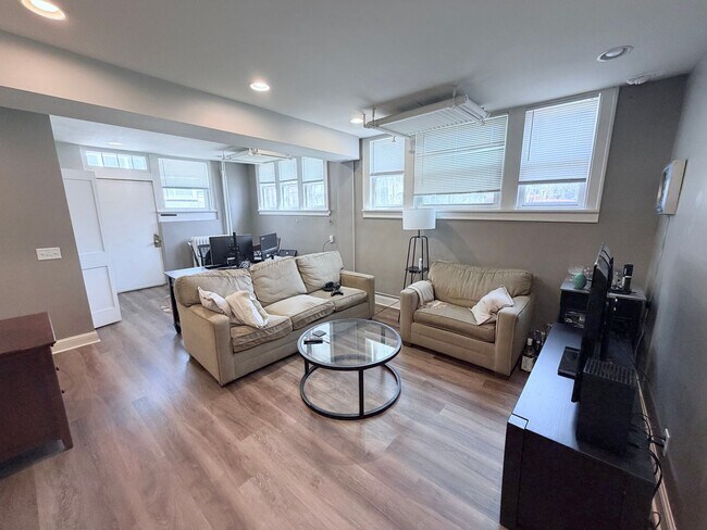 Foto del edificio - X-Large One Bedroom with Huge Kitchen, Bathroom, and Reserved Parking!!
