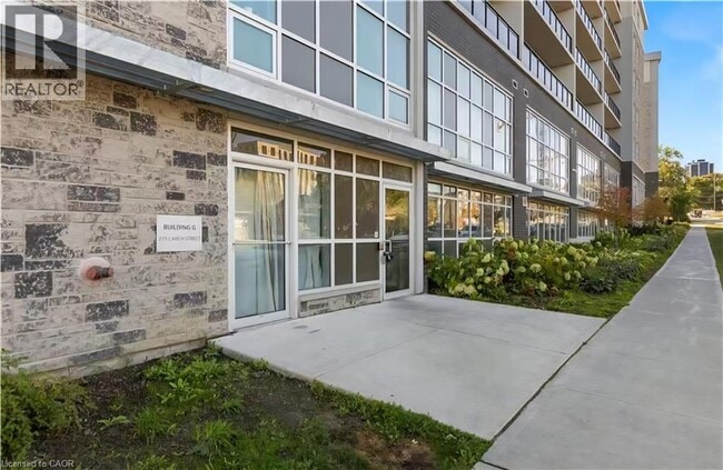 Building Photo - 275 Larch St