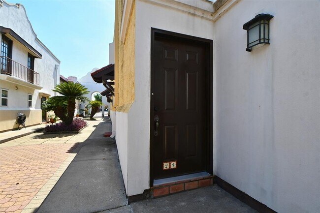 Building Photo - 2744 Briarhurst Dr