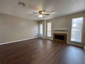 Building Photo - 7427 Kingswood Dr