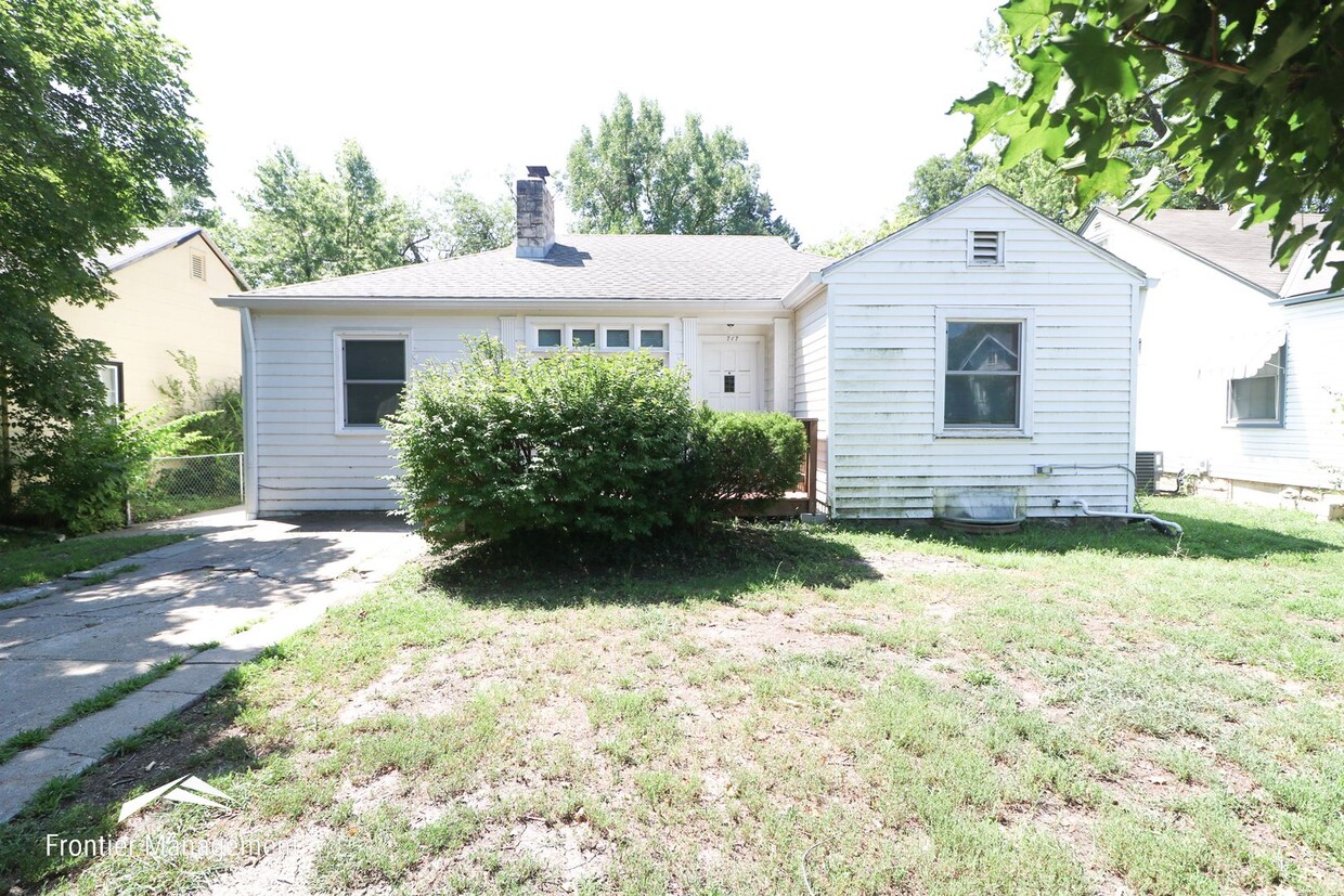 Primary Photo - Adorable 5 Bedroom Home with Interior Reno...